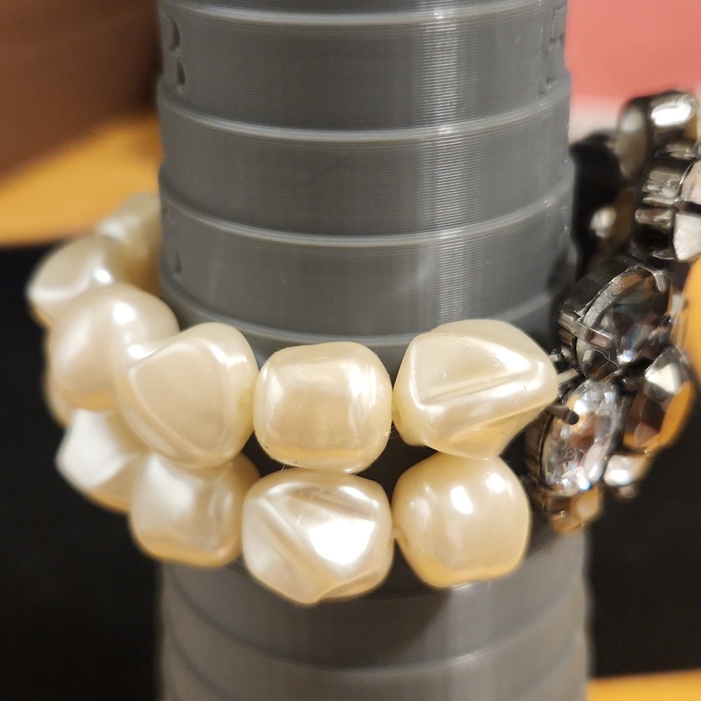 Elegant Pearl and Crystal Women's Stretch Bracelet - Picture 6 of 6